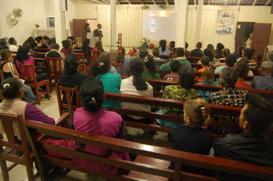 Und Sicht der Zuhörerschaft auf die Predigerin und ihren Übersetzer. 