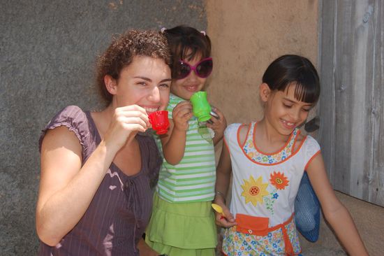 Nach der Predigt am Samstag gabs ein gemeinsames Mittagessen. Zuerst die Kinder...