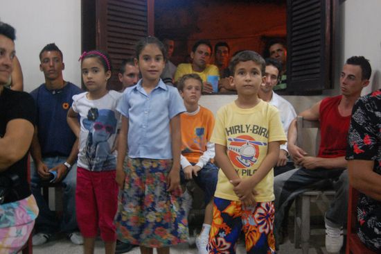 Wirklich voll - bis hinaus auf die Straße standen die Zuhörer 