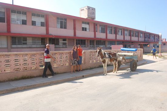 An unserem letzten Tag in Gibara erreichte uns dann die freudige Nachricht!  Hier vor dem Krankenhaus, der Ambulanzwagen ist auch immer Einsatzbereit, wie ihr seht 