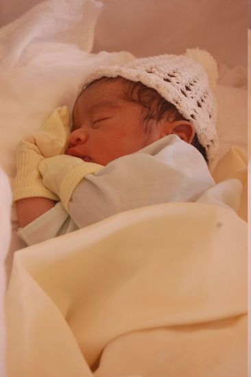 Und hier der kleine, neue Erdenbürger - in diesem Moment noch ganz ohne Namen, aber offensichtlich Zufrieden! 