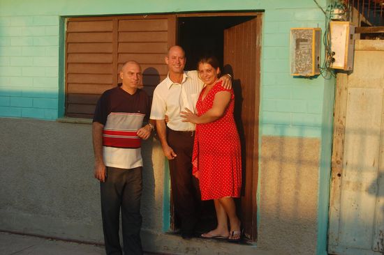 Robert und Milady vor ihrem Haus mit Juan.