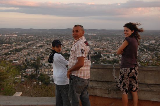 ...von welcher man eine geniale Sicht übers Häusermeer hat. Andi, Ben und Mimi.