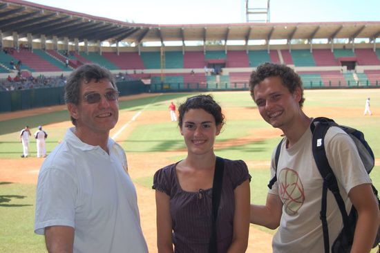 ...wo wir auch prompt reinmussten, da gerade ein Spiel (Havanna vs. Holguin) am Laufen war!  Unser amerikanischer Freund Larry mit Mimi und mir.