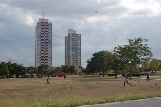 Baseball vor der Skyline von Holguin 