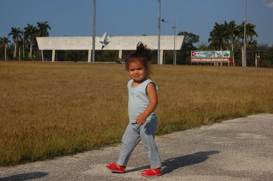 Eine kleine Kubanerin vor dem berühmten Platz, auf dem Fidel Castro immer seine Reden hält.