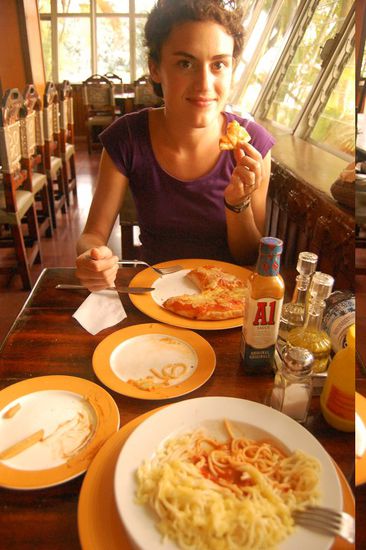 Gegessen haben wir alle vier vegetarischen Speisen: Salat, Pommes, Spaghetti und Pizza!  Und gekostet hat uns der leckere Schmaus umgerechnet um die drei (in Zahlen: 3!) Euro! 