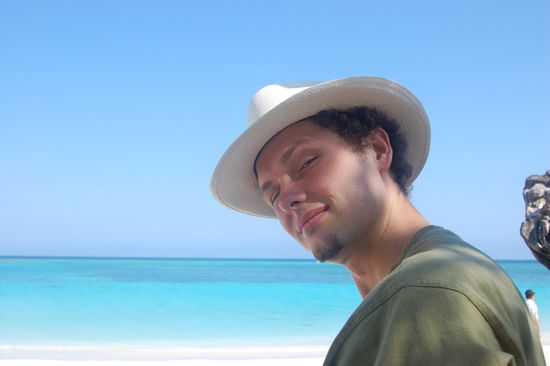 Stefan wirkt zufrieden mit dem weißheitsgrad des Sandes!