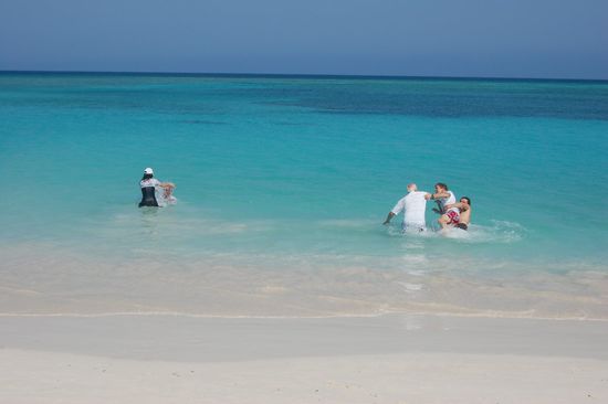 Wenn schon kein Platz mehr am Boot vorhanden ist, wollen wir Markus eine Freude machen, und ihm das Tauchen auch so ermöglichen...hehehe