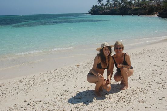 Mimi mit Rosalie beim Strandspaziergang