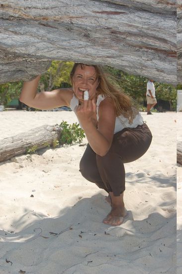 Lily hat sich am Finger verletzt, ist aber trotzdem frech! 