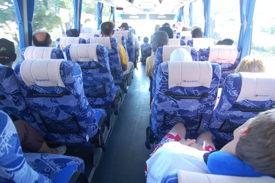 Einer der Reisebusse für Touristen von innen - eh ganz gemütlich 