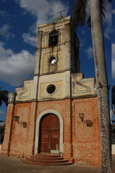 Die Kirche am Hauptplatz. Auf den Ansichtskarten hatte sie allerdings noch eine Fassade und war frische gestrichen... 