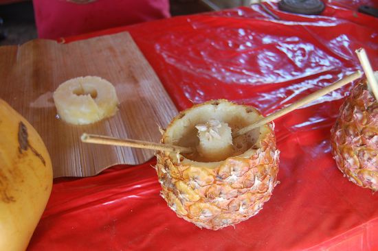 Da alles für die Einheimischen und daher in Pesos National zu bezahlen war, konnten wir auch richtig zuschlagen: Grapefruitsaft in natürlichen Ananasbechern. 