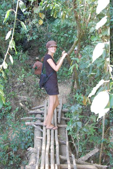 Über diese Brücke gings zum Höhleneingang...