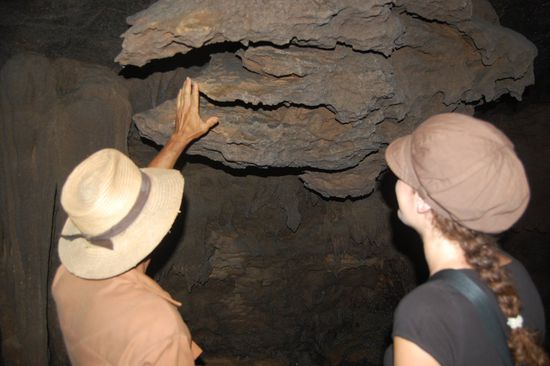 Diese dünnen Steinplatten geben verschieden hohe Töne ab, wenn man auf ihnen klopft!
