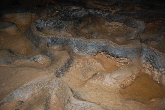 Hier drin gibts immer Wasser, und die Einheimischen füllen hier auch ihre Vorräte auf. Das Wasser ist das Gleiche, das sie auch den Touristen für teures Geld verkaufen, meinte unser Guide zu uns...