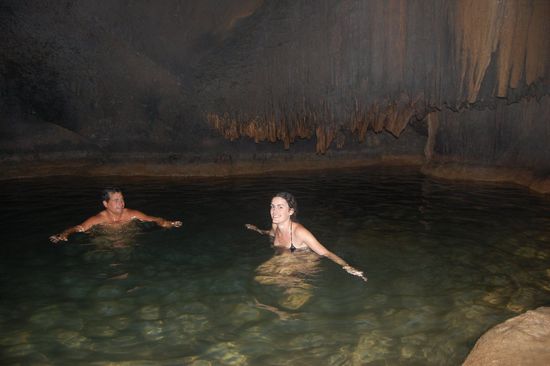 ...bis wir am Ende auf einen Süßwasserpool stießen! Im Kerzenschein zweier Petroliumlampen waren wir dann eine ganze Zeit baden - das Wasser war, hat man sich einmal überwunden reinzugehn, sogar sehr angenehm! 