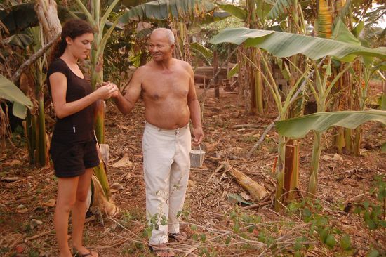 Wir ließen uns noch von Mario seinen Garten hinterm Haus zeigen...