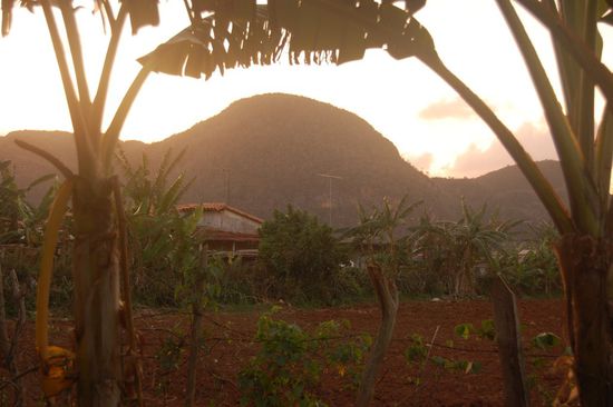 Eine wunderschöne Stimmung mit Sicht auf die Berge durchzogen voller genialer Höhlen...