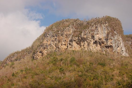 Schon von außen kann man die genialen Tropfsteingebilde bewundern.