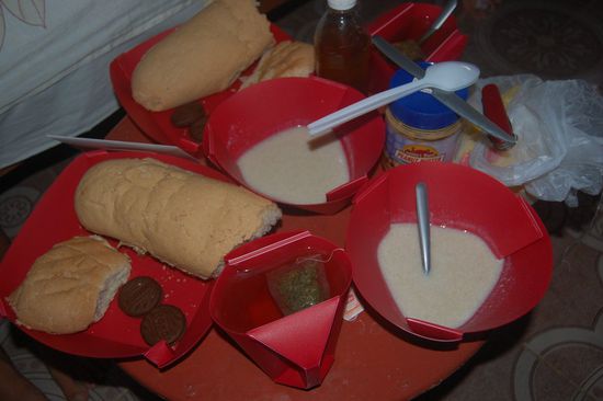 Zu sehen hier im faltbaren Geschirr. Weißbrot mit Schokokeksen reingedrückt schmeckt auch fast wie eine Nutellasemmel 