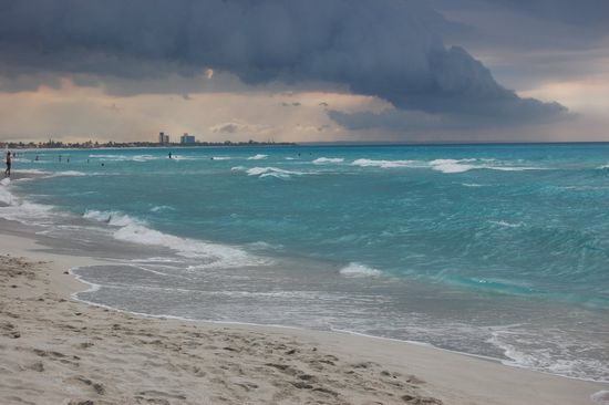 Am späten Nachmittag zog dann eine bedrohlich aussehende Gewitterfront auf und der Wind wurde stärker...