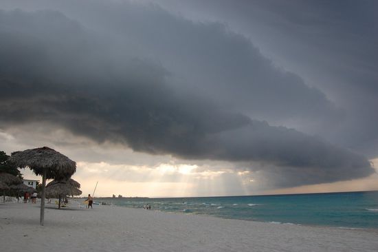 Ein sehr seltsamer Anblick, die dunklen Wolken bildeten einen Ring um das Auge des Sturms.