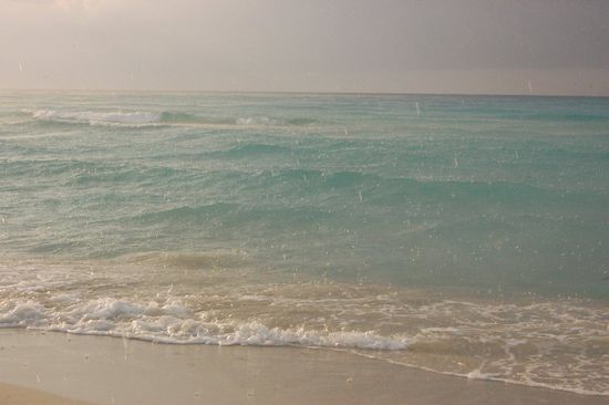 Dicke Regentropfen fallen ins Meer, ein sehr eigenartiges Gefühl...