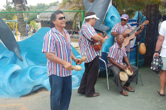 Am Ausgang empfingen die kubanischen Musiker den nächsten Touristenbus.