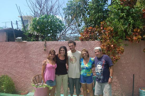 Das war unsere Familie, bei denen wir das Wochenende über bis 
Dienstag gewohnt haben: Lida, wir beide und ihre Eltern. Dieses Casa ist wirklich sehr empfehlenswert in Varadero! 