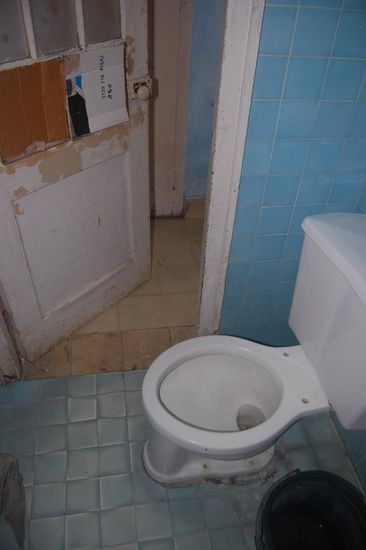 Wasser gabs wegen Wasserknappheit in Havanna nur sehr wenig. Fürs WC mussten wirs im schwarzen Kübel sammeln.