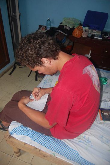 Stefan in unserem kleinen (Durchgangs-)Zimmer. Eigentlich war das das Ehebett von Luisa &amp; Ariel.