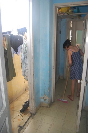 Sandra beim Kehren und die Wäsche auf dem Balkon, der ca. 30 cm breit ist.