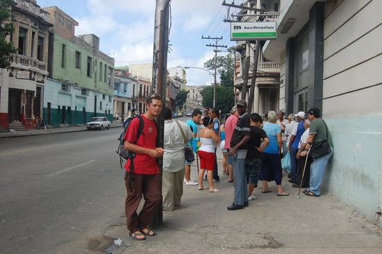 Die einzige gefährliche Schlange in Kuba, kann nur mit der Frage "el ultimo?" besänftigt werden! 