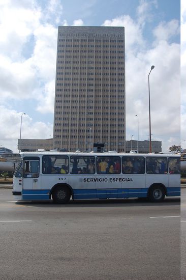 Ein großes Krankenhaus und ein großer Autobus