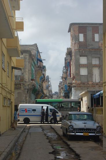 Schwer Bewaffnete steigen in einen Kleintransporter in einer Seitengasse
