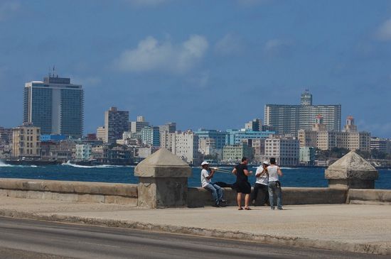 Blick in die andere Richtung - das moderne Havanna. Im Vordergrund Musiker und tanzende Leute 