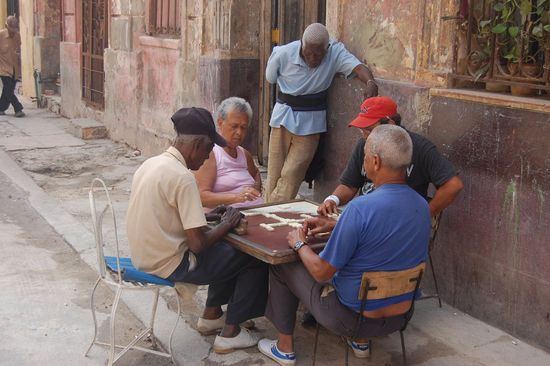 So gehts auf Havannas Straßen zu: Die (alten) Leute setzen sich vor ihre Häuser und spielen Domino 