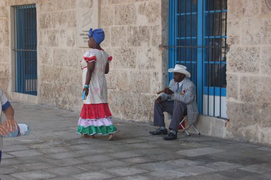 Señora in traditioneller Kleidung und Señor mit traditionell fetter Zigarre.
Das Photo von hinten, da sie sonst massiv Geld verlangen...