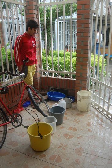 Beim Leitungswasserausfall in einigen Stadtteilen aufgrund der heftigen Regenfälle, war unser Haus das Einzige in der ganzen Nachbarschaft, wo bei einem niedrigen Wasserhahn noch ein bisschen kam - dementsprechend voll war unser Haus die beiden Tage immer! 