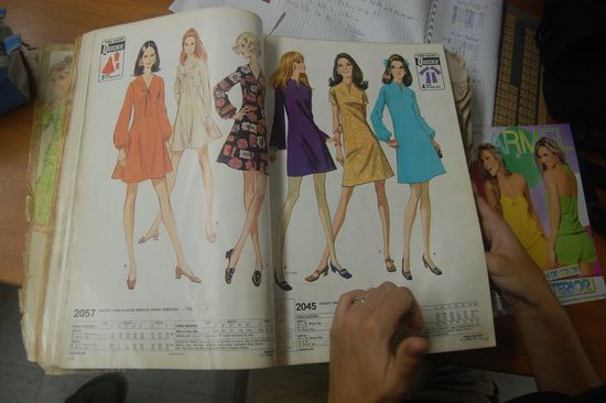 Ein Katalog mit Kleidern im Stil der 70er.