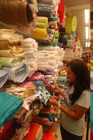 Dann waren wir Stoffe aussuchen.