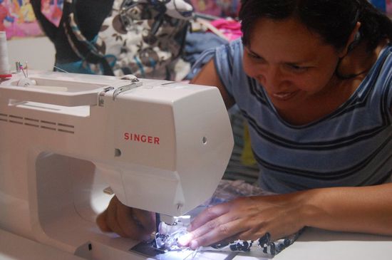 Dann wird genäht was das Zeug hält! Liliana macht ihr Hobby richtig Spaß! 