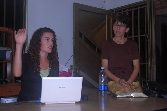 Mimi in der Kleingruppe mit Isabella (hat fünf Jahre in Texas gelebt) beim Übersetzen.