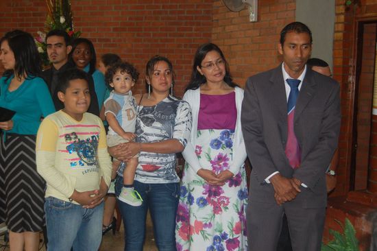 ...sehr zur Freude von Diego (ganz rechts mit Liliana). Das ältere Ehepaar hat sich durch seine Kleingruppen für den Weg mit Christus entschieden! 