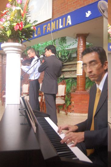 Musikalische Begleitung und Blumenschmuck