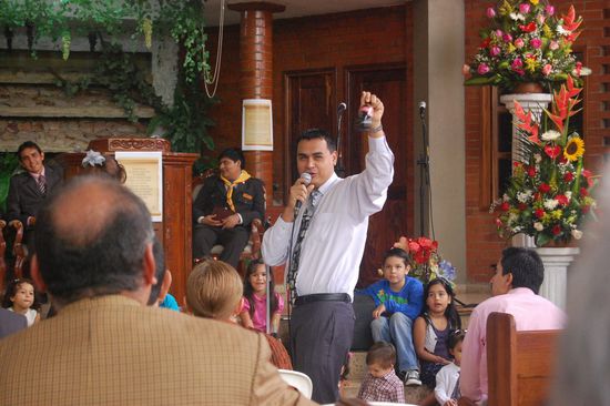 Es war gleichzeitig auch ein Gesundheitsvortrag für die Erwachsenen über die Wichtigkeit des Wassertrinkens (nicht Cola, wie Fabian hier gerade demonstriert) 