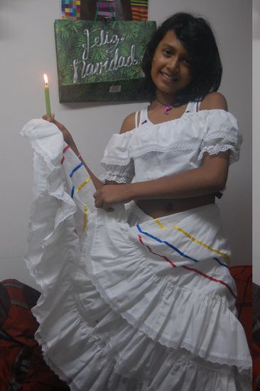 Traditionelle kolumbianische Tracht zum Tanzen - frohe Weihnachten! 