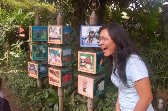 Dann hatten wir einen sehr lustigen Tag im Zoo!
(Liliana lacht sich kugelig über eine ihrer Vorfahrinnen auf dem Bild, eine Indianerin )